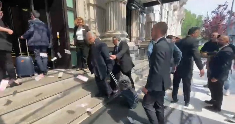 Tensión en la llegada del presidente de la Lazio, Claudio Lotito, a Milán. Captura/marifcinter