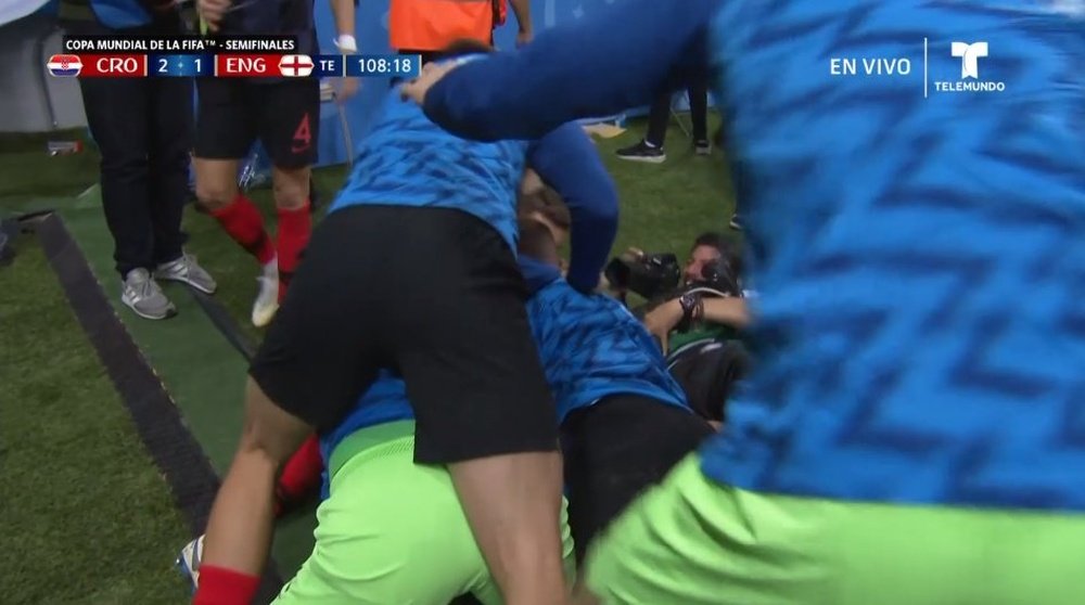Los jugadores de Croacia se llevaron por delante a un fotógrafo. Captura/Telemundo