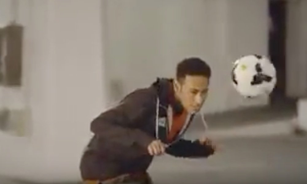 Capture de Neymar en train de jouer au ballon sur une table de ping-pong. Youtube