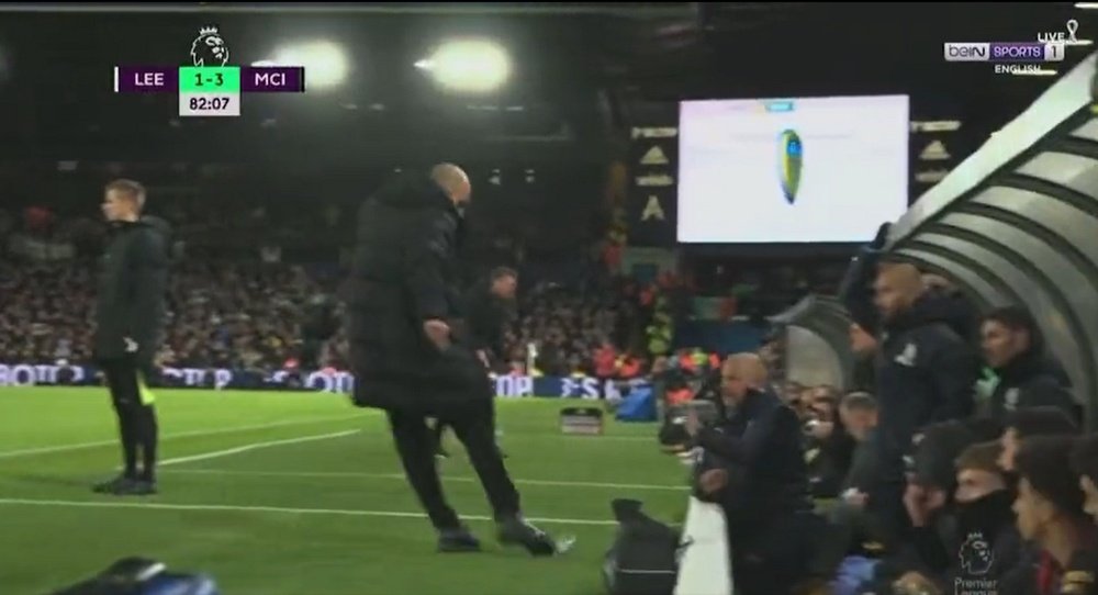 Pep Guardiola golpeó a un miembro del Leeds involuntariamente con una botella. Captura/BeINSports