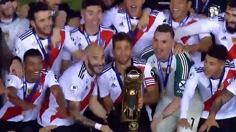 ¡Así fue el momento en el que River levantó el trofeo de la Recopa! Twitter/RecopaSudamericana