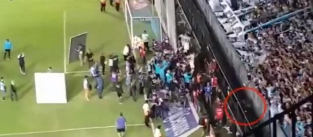 El aficionado cayó al foso. Captura/ESPN