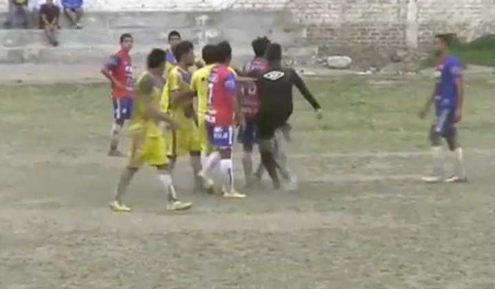 Un árbitro de Perú recibió el empujón de un jugador y contestó con una dura patada