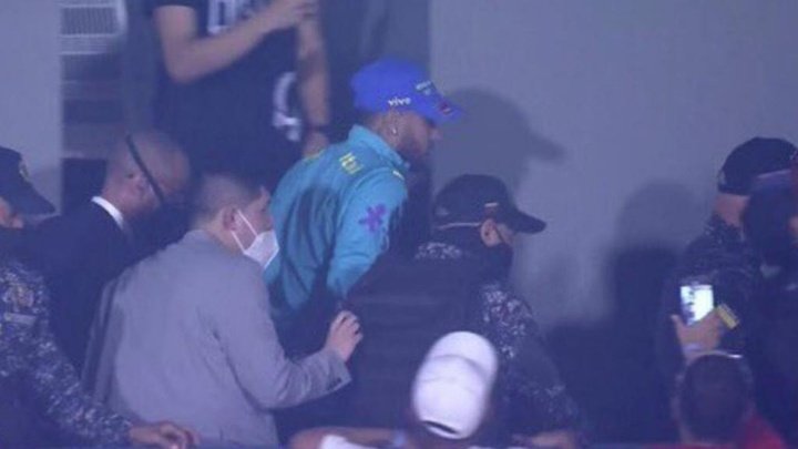¡Neymar tuvo que salir escoltado por la policía!