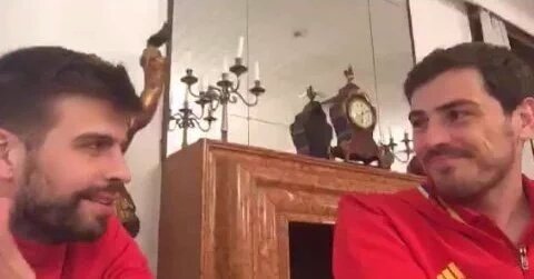 Captura del momento en que Piqué y Casillas hacen Periscope en la Selección Española. Twitter