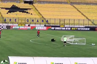Joe Wollacott protagonizó el sobresalto de este martes en la previa del Ghana-Angola de clasificación para la Copa África. Al meta del Charlton Athletic se le cayó la portería sobre su pie derecho, lo que provocó la preocupación de sus compañeros.