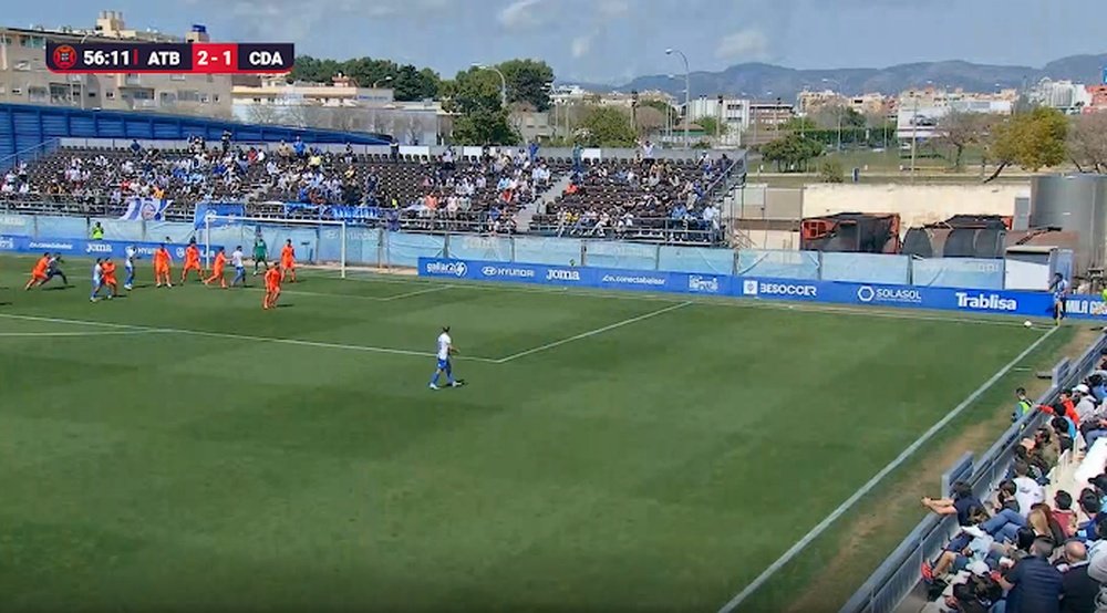 Marc Baró acarició la red desde la esquina en el Atlético Baleares 3-2 Alcoyano. Captura/InSportsTV