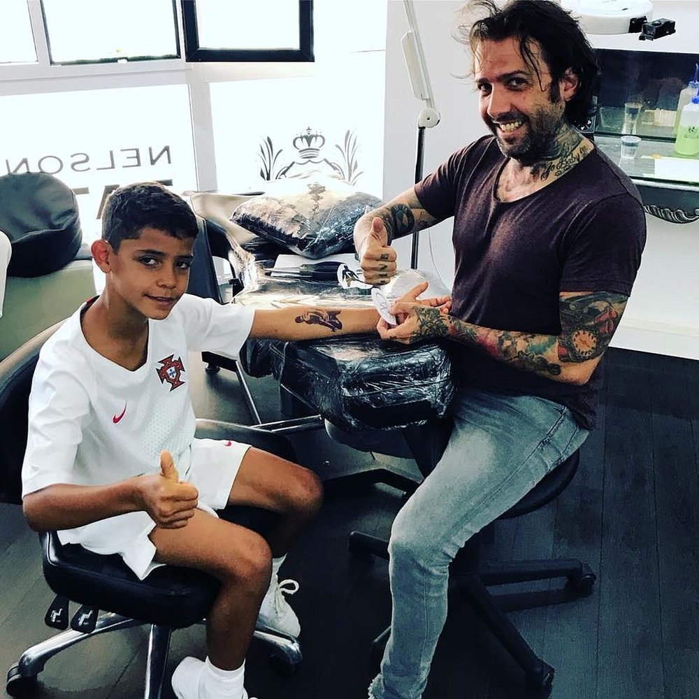 Il a posé avec le maillot du Portugal et son nouveau tatouage. NelsonCaires