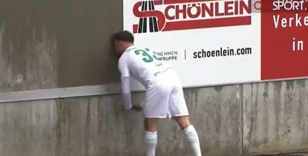 Japel se estrella contra el muro en un partido de la Cuarta División Alemana. Captura/OstSportTV