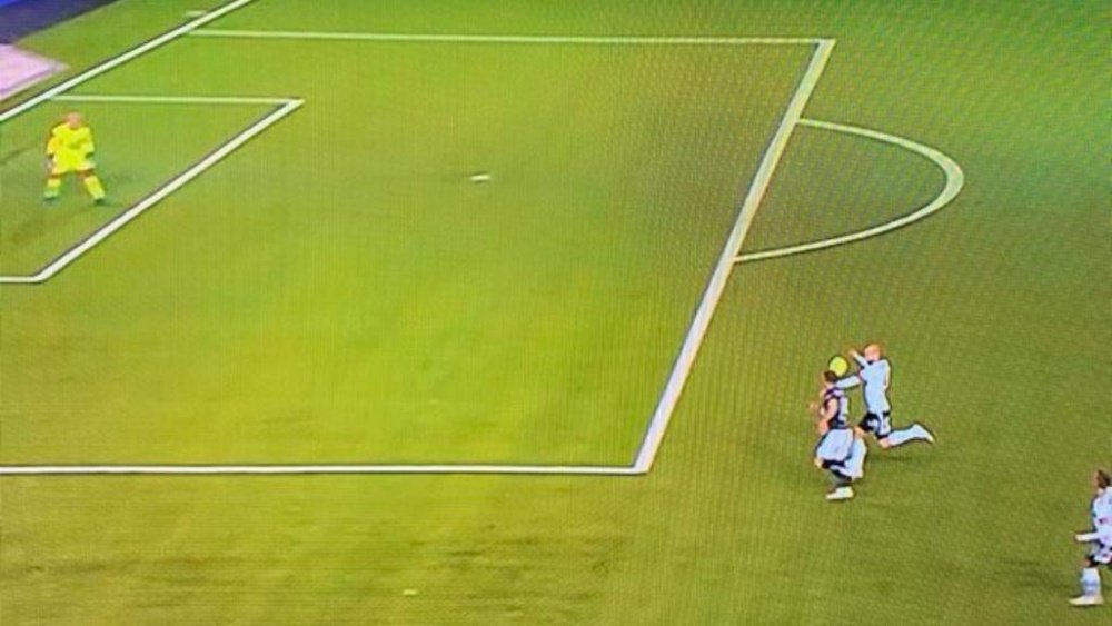 El árbitro pitó un penalti inexistente en contra del Rosenborg. Captura/Eurosport