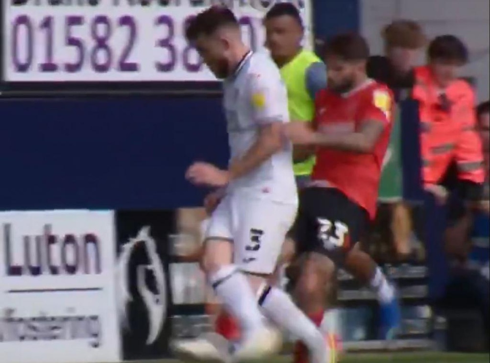 Henri Lansbury solo vio amarilla tras una patada a Ryan Manning. Twitter/SkySports