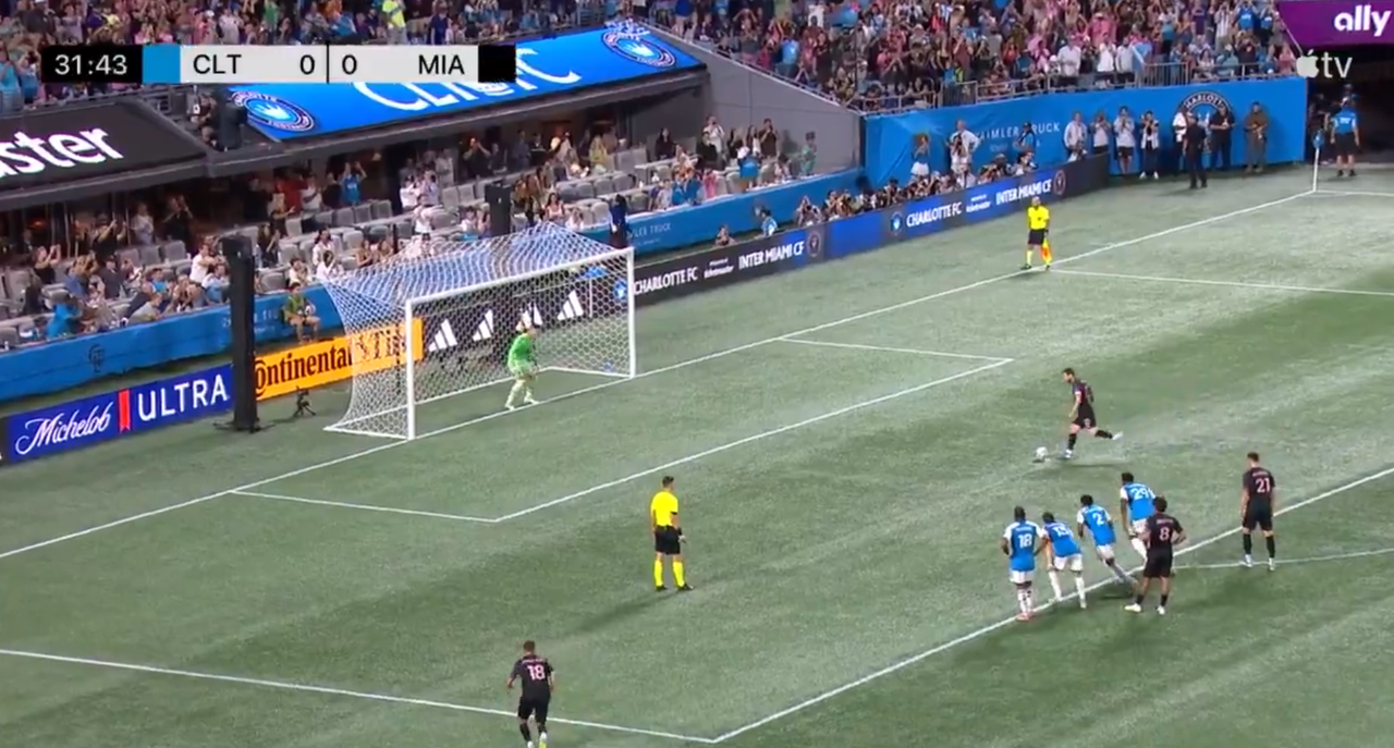 Leo Messi falló un penalti 'Panenka' este sábado y el Inter Miami terminó arrollado 3-0 en su visita al Charlotte DC en el Bank of América Stadium de Charlotte. El israelí Idan Toklomati castigó el fallo de Messi con un triplete y entregó al Charlotte la novena victoria consecutiva en lo que va de la MLS.