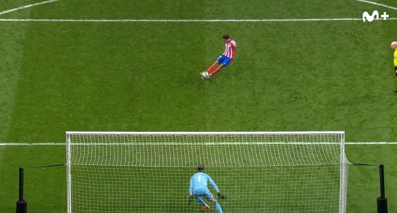 El doble toque de Julián que anuló su penalti en la tanda. Captura/Movistar