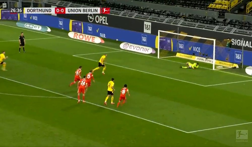 Segundo penalti que falla Haaland como jugador del Borussia. Captura/MovistarLigadeCampeones
