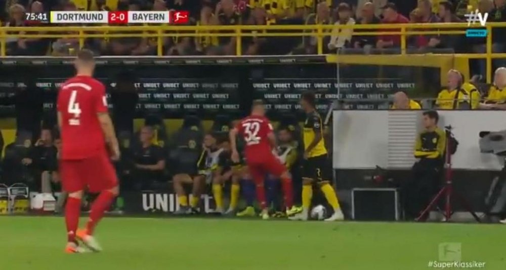 Kimmich was extremely fortunate not to see red for a stamp on Sancho. Captura/Movistar