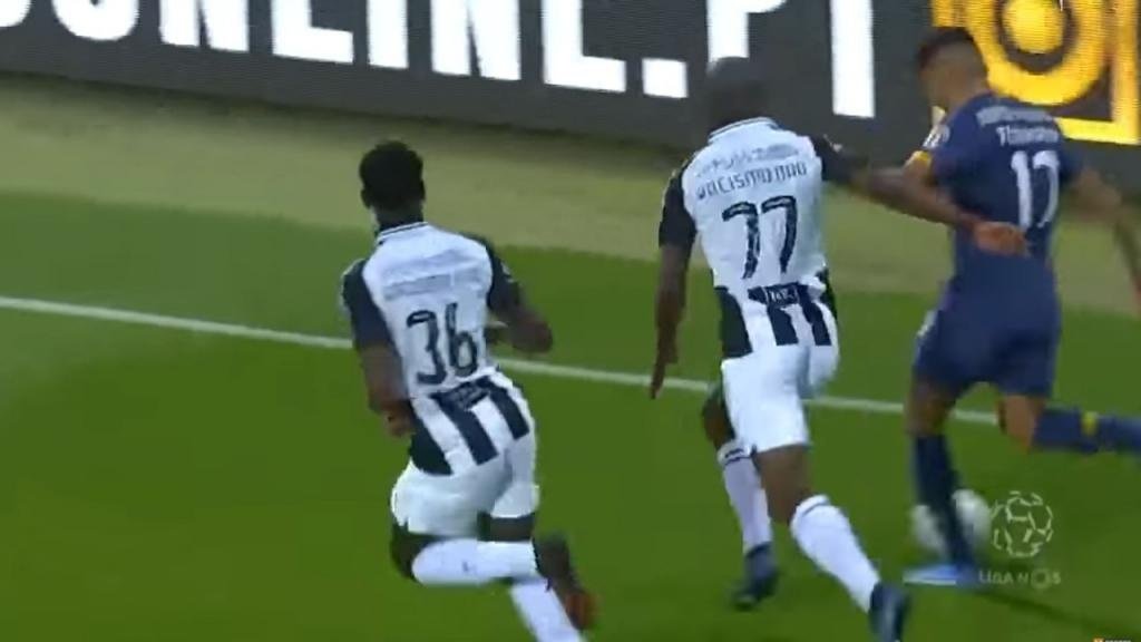 La espectacular jugada de Corona que acabó con el gol más surrealista