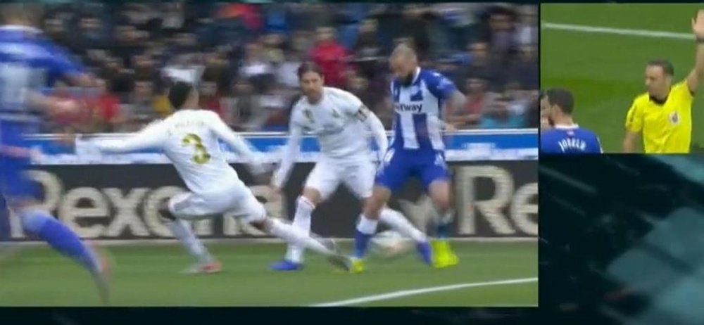 Aleix Vidal could have won a penalty and then RM struck the post at the other end. Captura/Movistar