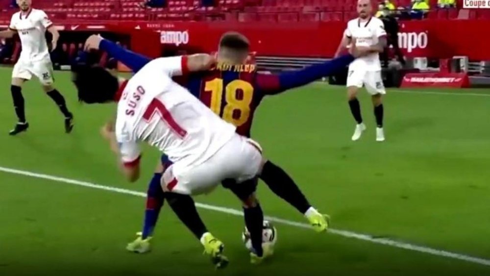 O Barça usa as redes sociais para reclamar um pênalti. Captura