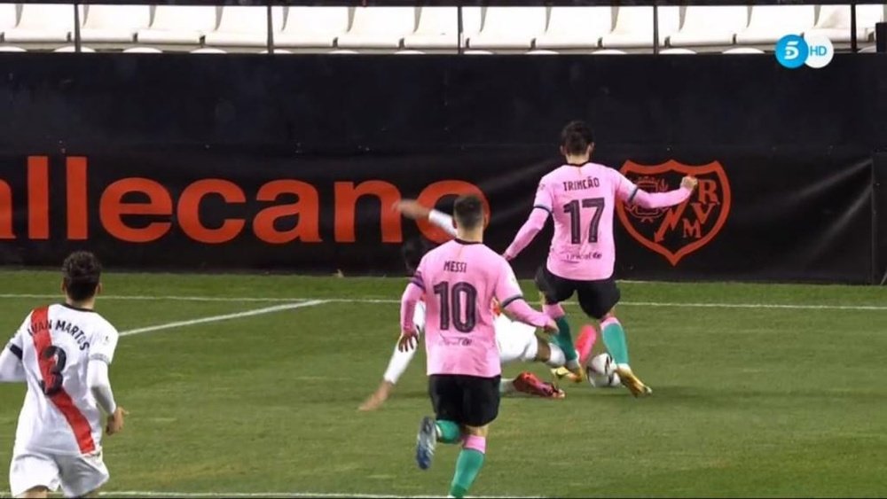 La polémica de Vallecas: el Barça pidió tres penaltis y no se pitó ninguno. Captura/Telecinco