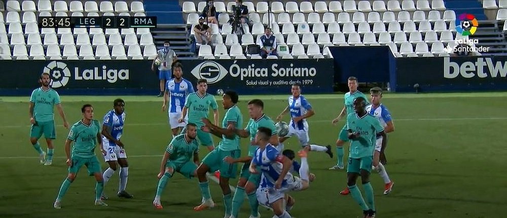 El posible penalti de Jovic que pudo haber significado la permanencia del 'Lega'. Captura/LaLigaTV
