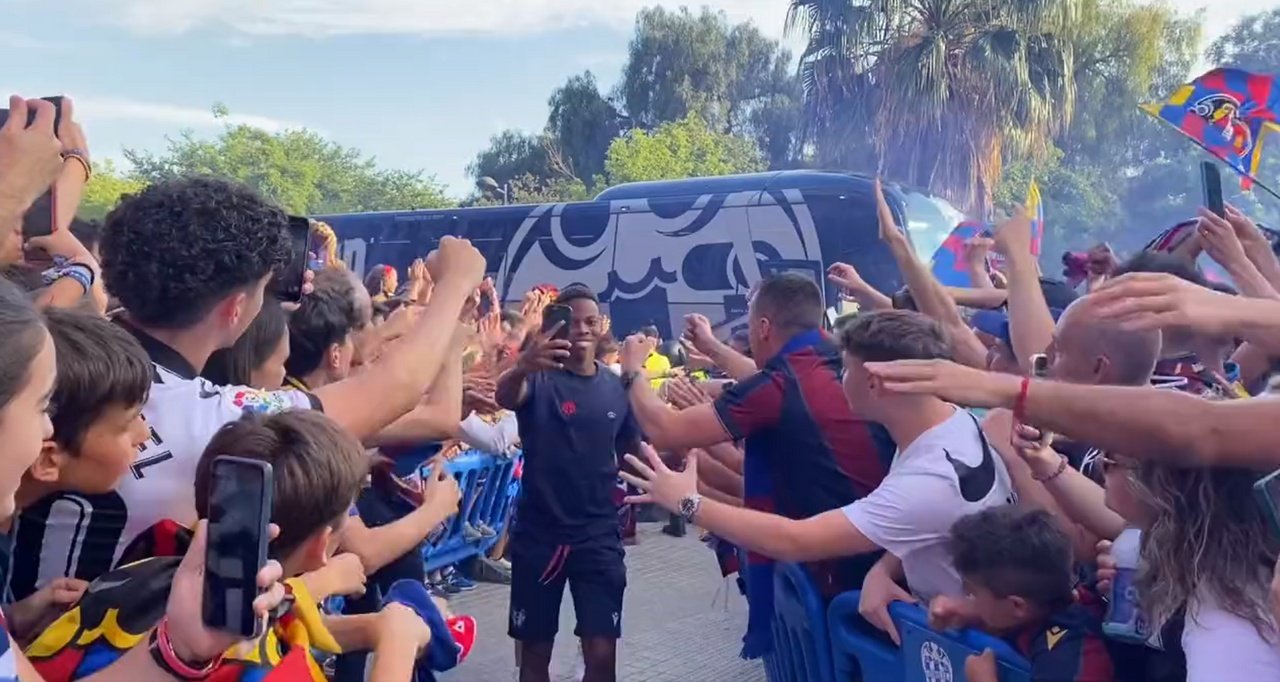La hinchada del Levante apoyó a los suyos antes del partido. Twitter/LevanteUD