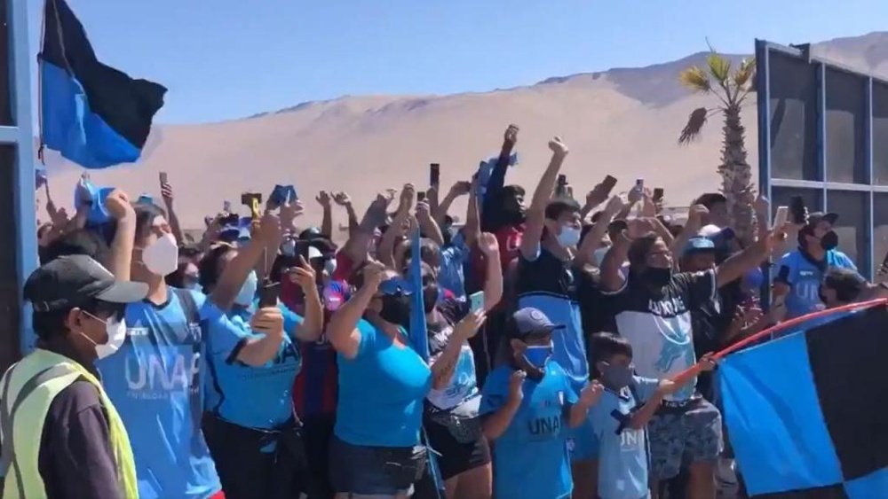Los seguidores de Deportes Iquique recibieron a los suyos con una gran ovación. Twitter/ClubDIquique