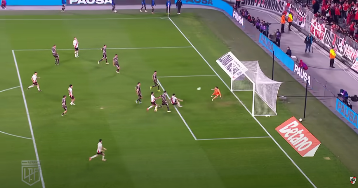 River Plate comenzó el Clausura con una clara victoria ante Platense por 3-1, mientras que Boca Juniors empató a cero contra Argentinos Juniors, en lo que supuso la vuelta de la competición después del Mundial de Clubes.