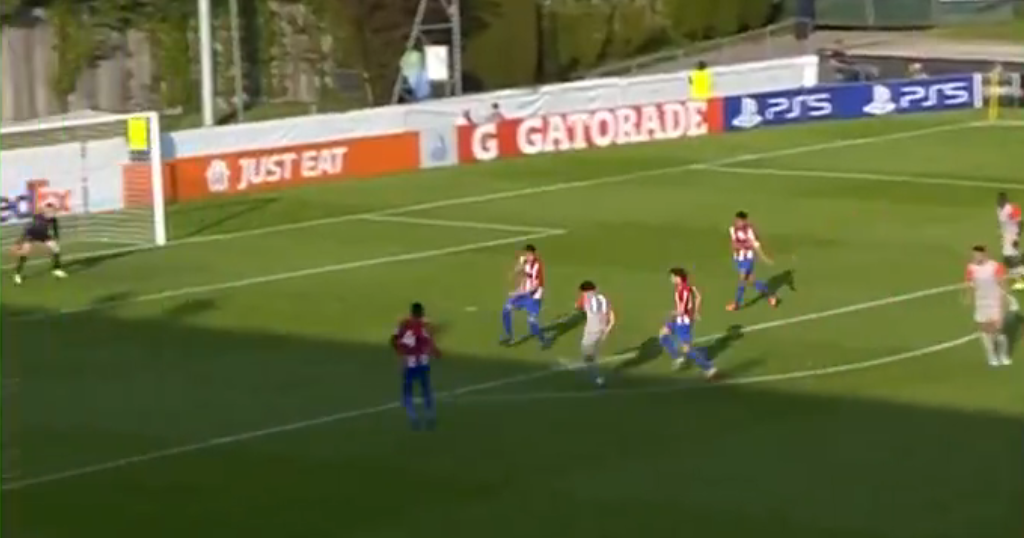El Atlético de Madrid quedó eliminado de la Youth League pese a estar 25 minutos con un hombre más. El conjunto rojiblanco perdió por 2-1 ante el Salzburgo en los octavos de final.