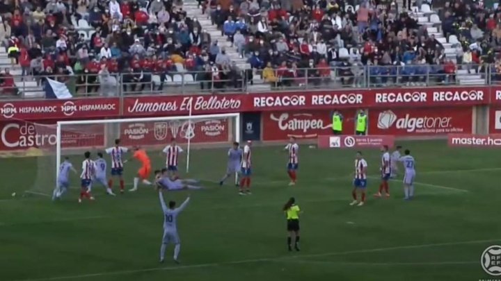 El Algeciras baila en su irregularidad ante un Barça B crítico