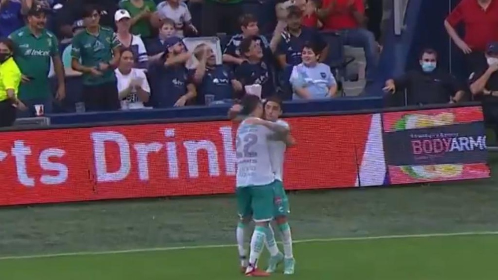 Omar y Ángel Mena atropellan a un Sporting Kansas sin vida alguna. Captura/TUDN
