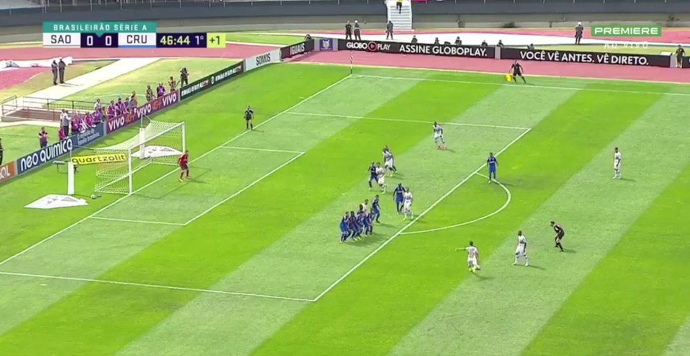 Captura del gol que Hernanes anotó de falta ante Cruzeiro. Premiere