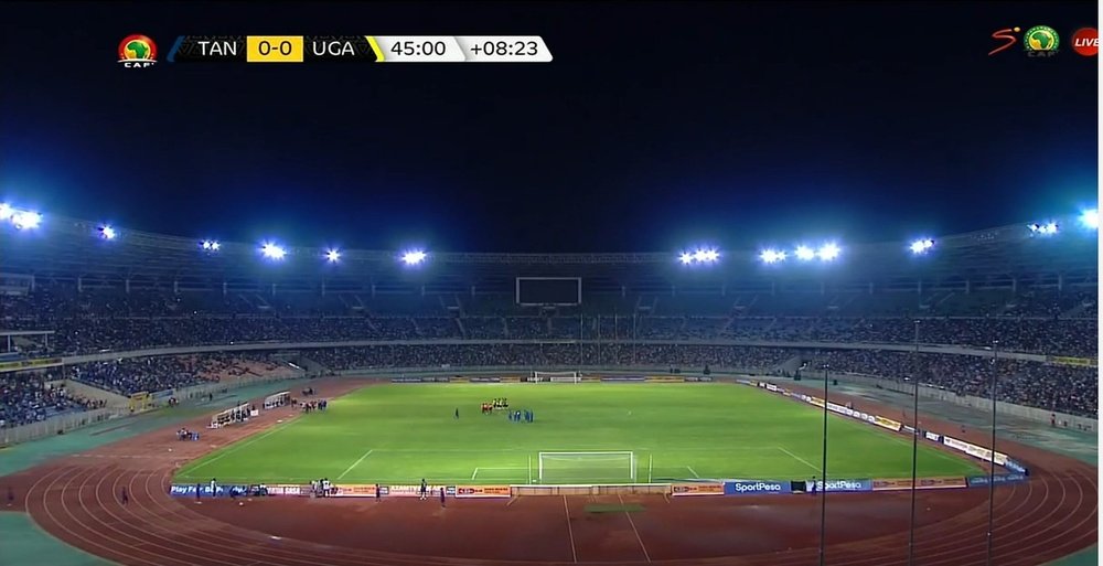 El Tanzania-Uganda se suspendió 43 minutos por falta de luz. Captura/SuperSports Maximo 2
