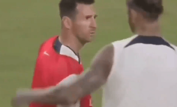Tenso cruce entre Lionel Messi y Sergio Ramos en la práctica del PSG. Captura / ESPN