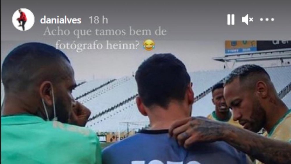 Alves brinca com Messi.Instagram/danialves