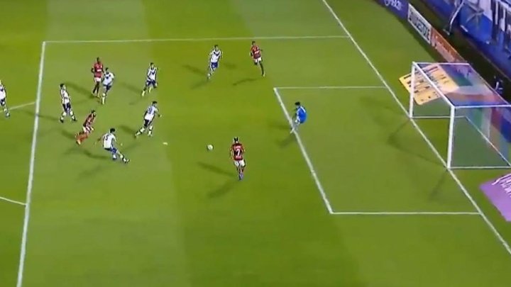 Ribeiro pudo poner por delante a Flamengo, ¡pero falló un gol cantado!