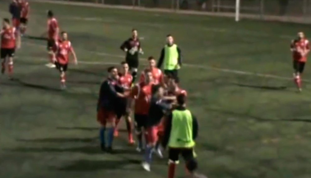 Captura del vídeo de la pelea entre jugadores del Atlètic Prat y el Sant Joan Despí tras un polémico gol de los segundos. YouTube/RegionalFutbol