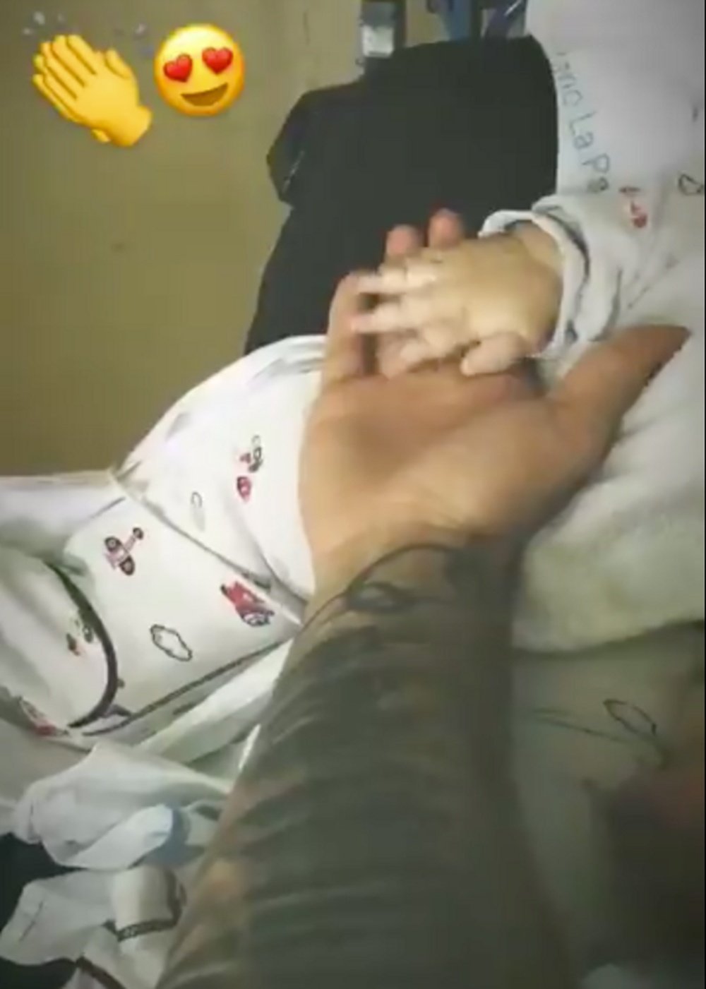 Jesé pasa las horas en el hospital junto a su hijo. Twitter/JeséRodríguez10