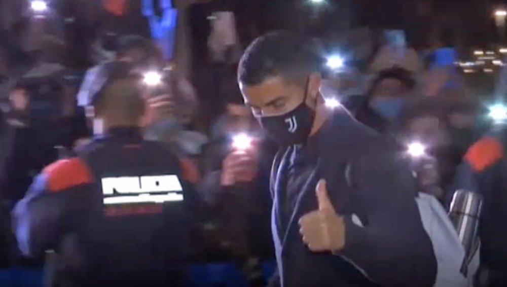 Cristiano Ronaldo was given a warm reception in Barcelona. Screenshot/Twitter
