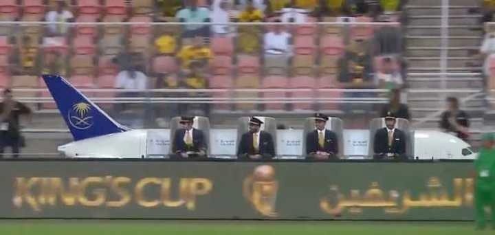 En Arabia se puede ver el fútbol en avión a pie de campo