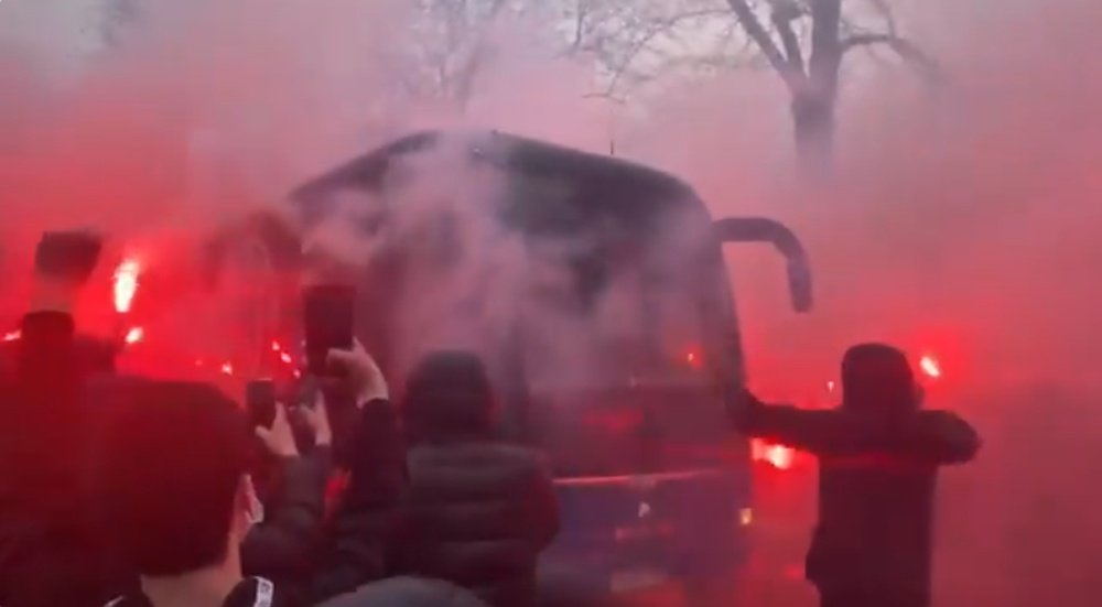 Los ultras del PSG recibieron de esta guisa a sus ídolos. Twitter/Tanziloic