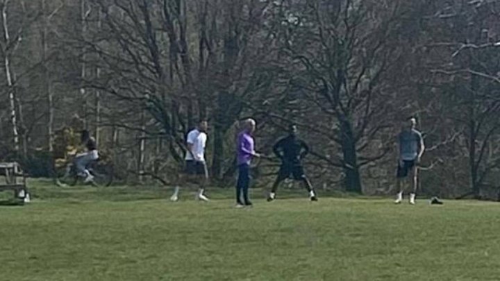 Mourinho, cazado entrenando en un parque a tres 'spurs'