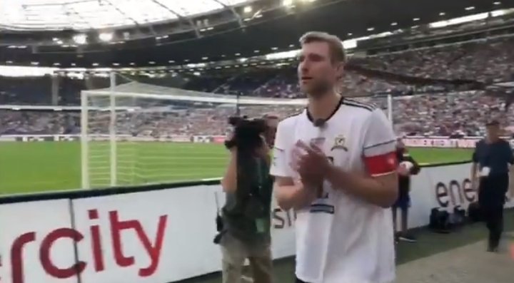 Una despedida a la altura de Mertesacker