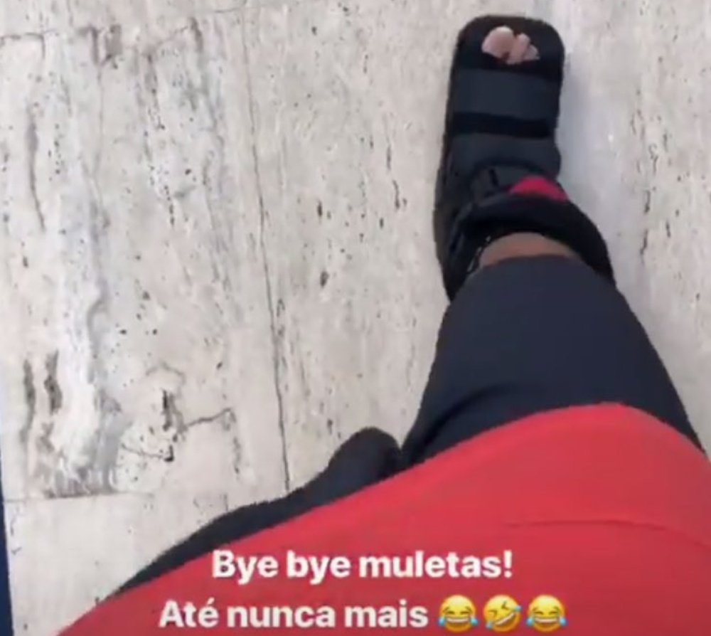 Son pied est toujours immobilisé. Instagram/neymarjr