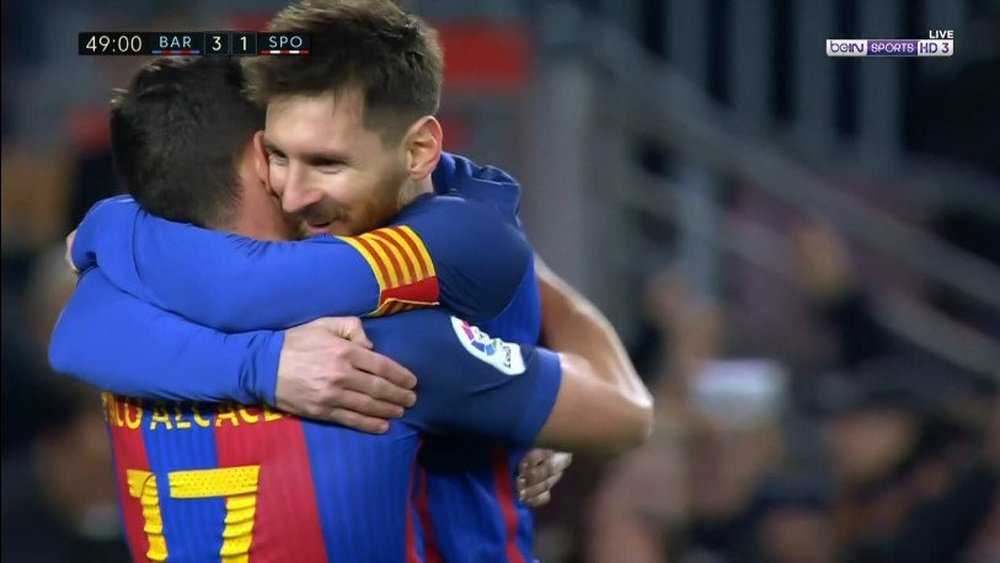Messi dans les bras de Alcacer après son but. beINSports