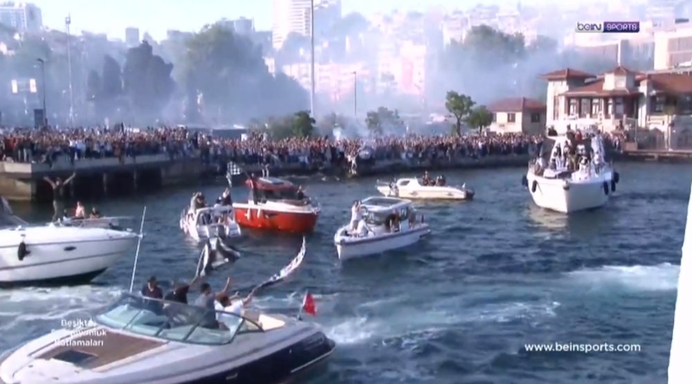 La afición del Besiktas se echó al mar por su equipo. Captura/beINSports