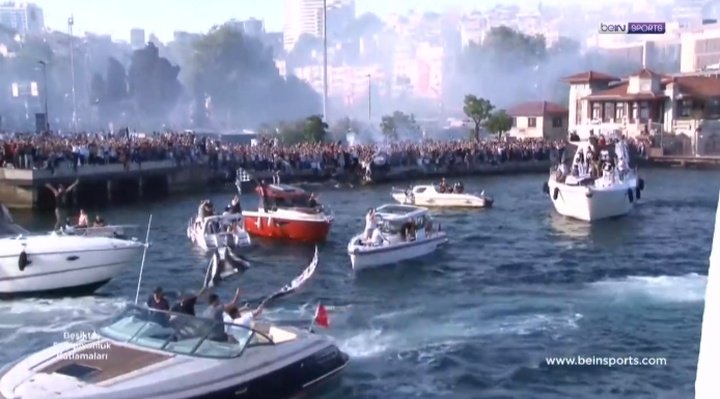 El Besiktas celebró el doblete con un multitudinario desfile naval