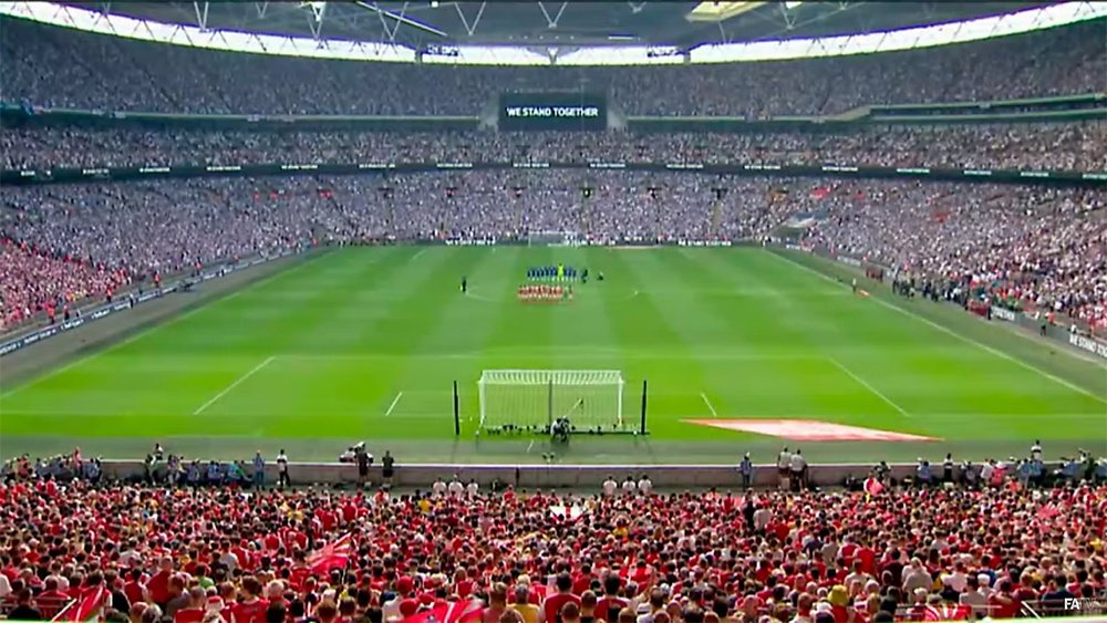 Wembley guardó silencio respetuosamente por las víctimas del atentado de Manchester. FATV