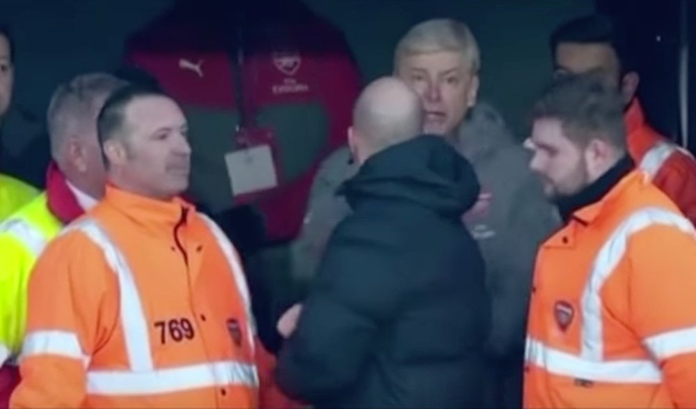 Captura televisiva del momento el que Wenger empuja al cuarto árbitro. Youtube