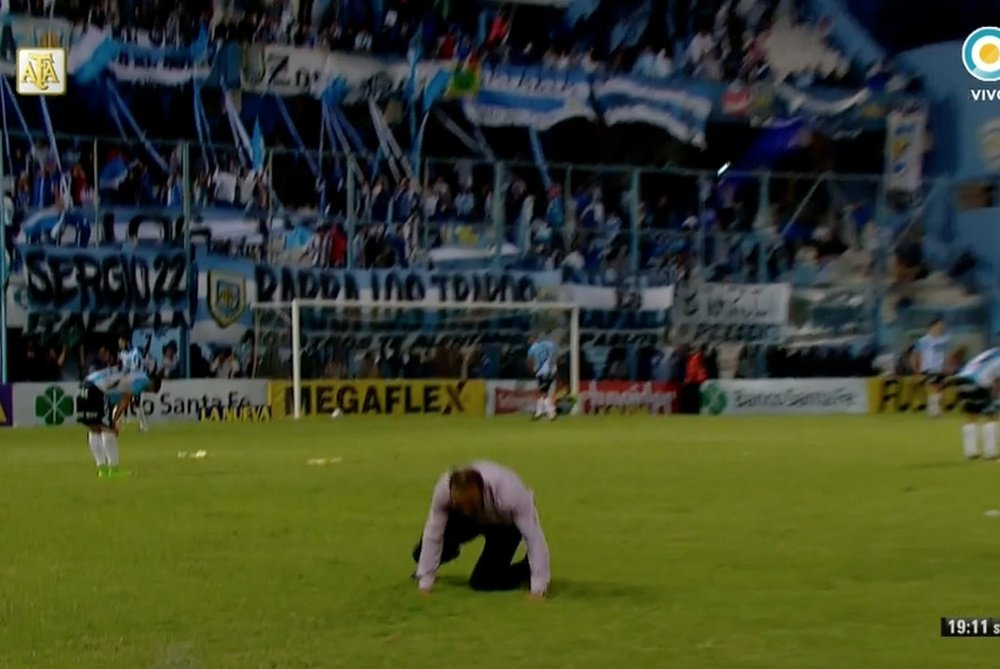 La emoción embargó al 'Vasco' Azconzábal, y le falló el 'grip'. FutbolParaTodos