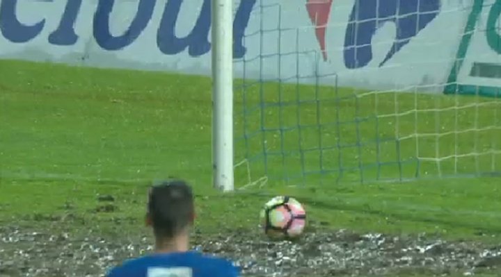 El barrizal del estadio del Niort le 'robó' un gol al PSG
